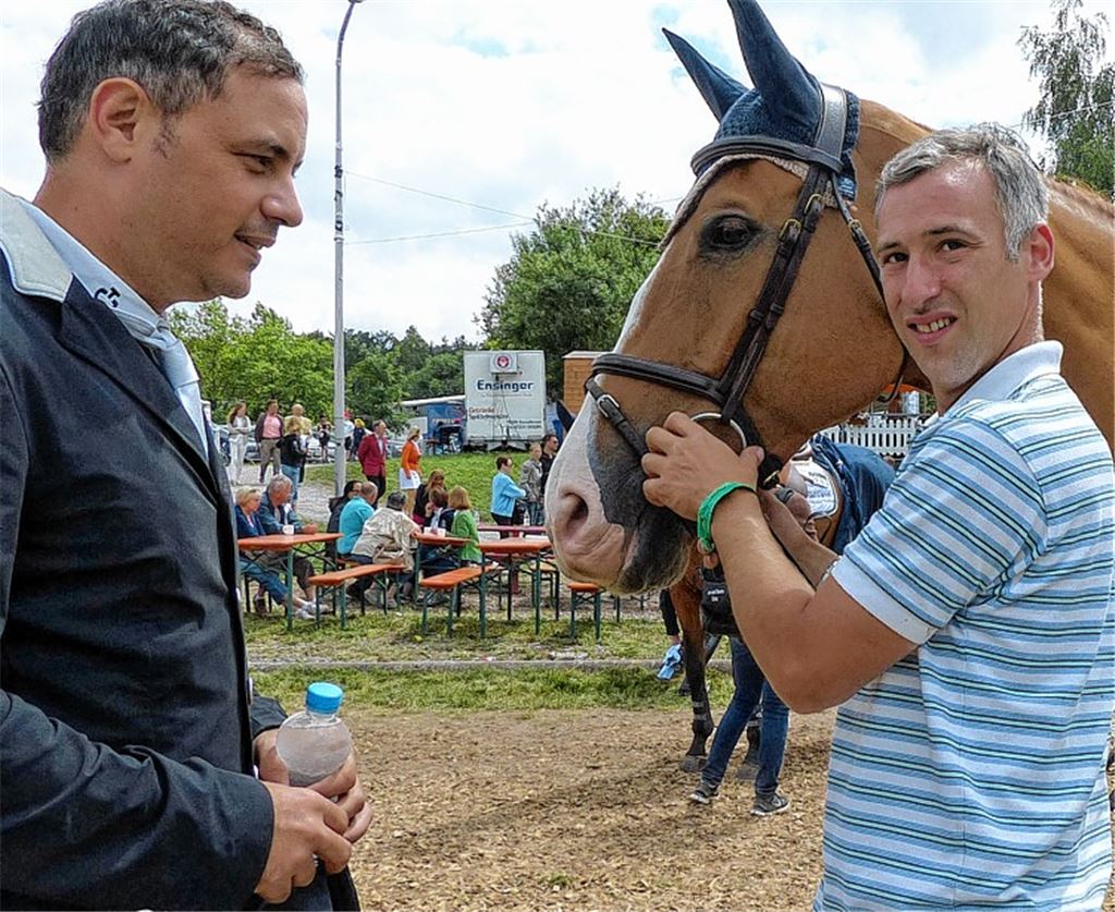 Betreuer Leo Joly (re.) weicht „Vida Loca“ nicht von der Seite und ist auch dessen Besitzer Mostafa Abboud stets zu Diensten. . Foto: Roth