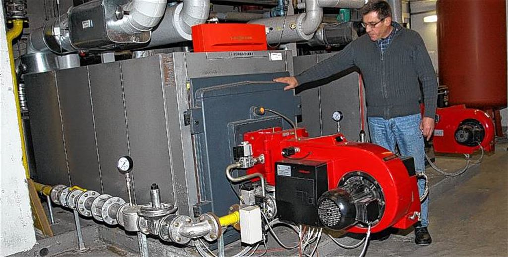 Betriebsleiter Rudi Pfisterer an einem kombinierten Gas- und Ölbrenner im Keller des Mühlacker Hallenbades. 
