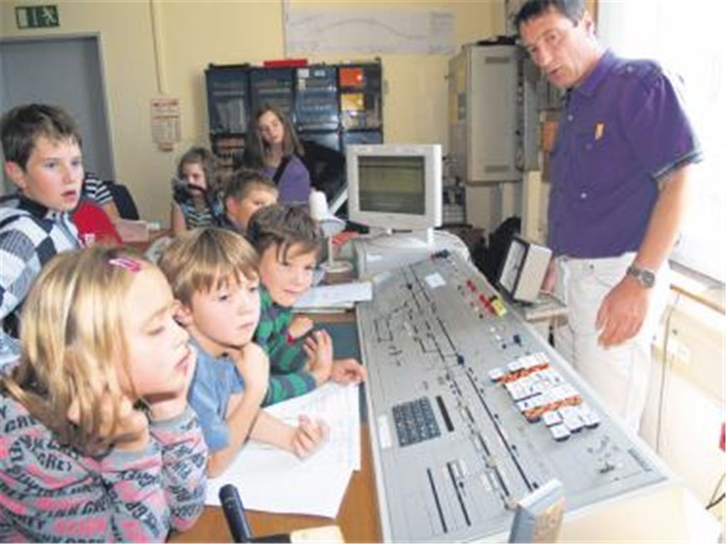 Betriebsleiter Uwe Geiger erklärt die vielen Knöpfe und Zeichen auf dem Schaltbrett. 
Foto: Filitz