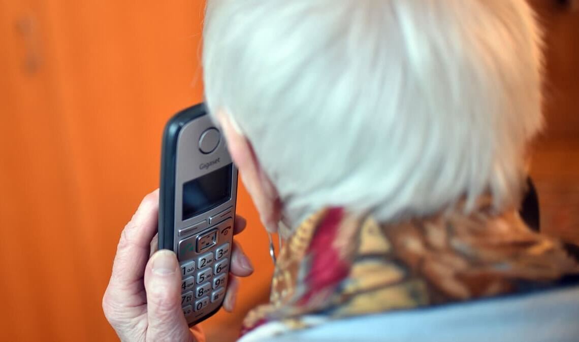 Betrüger riefen die Frau an und gaben sich als Bankmitarbeiter aus .(Symbolbild)