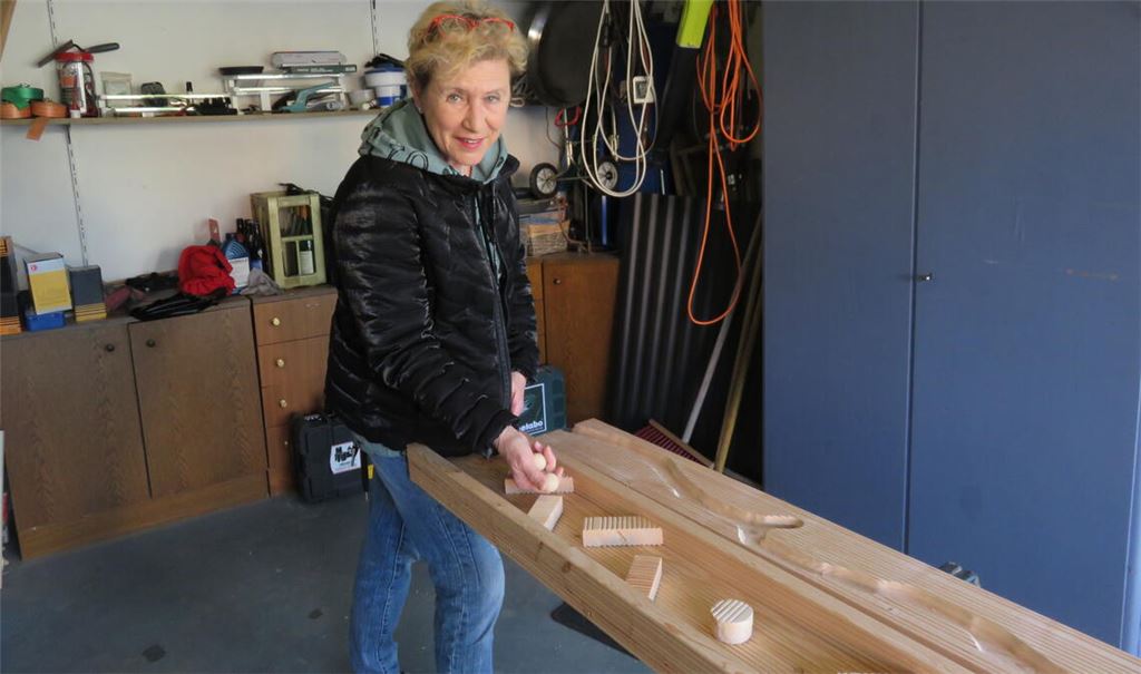 Bettina Siegl mit einem Teil der Bahn – noch in der Garage, bald im Weinberg. Foto: Becker