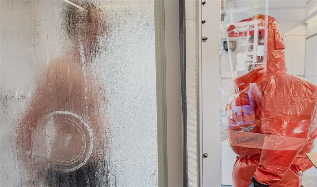 Bevölkerungsschutzübung resConEx ’26 in Köln: Statist bei CBRN-Übung dekontaminiert
