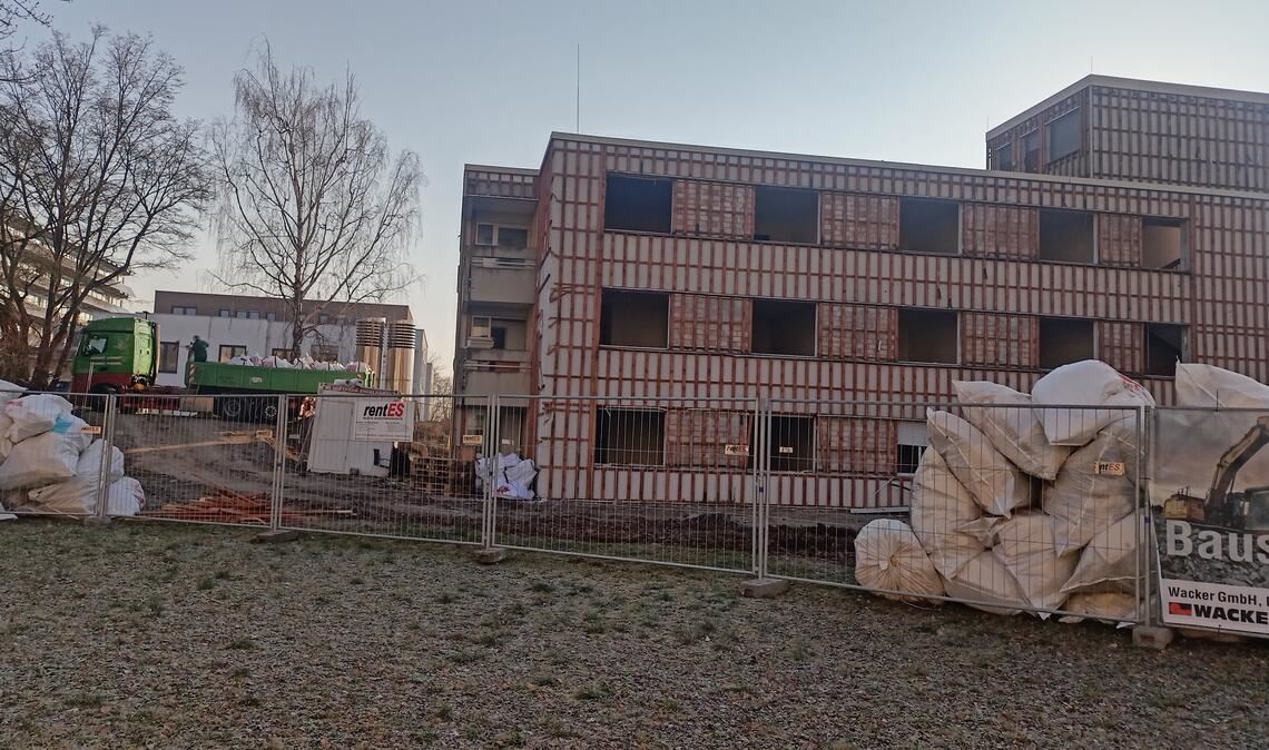 Bevor das neue Gesundheitszentrum Mühlacker errichtet werden kann, muss erst einmal planmäßig ein altes Klinikgebäude weichen. Foto: Deeg