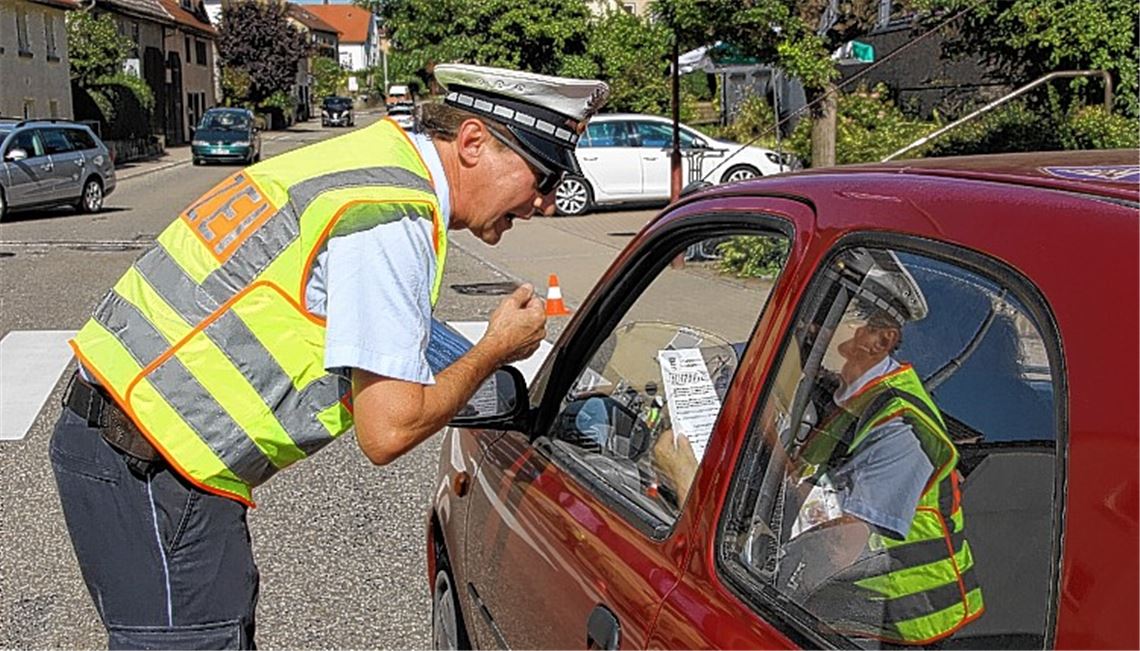Bevor demnächst wieder viele Schüler unterwegs sind, werden Autofahrer auf das richtige Verhalten am Zebrastreifen hingewiesen.