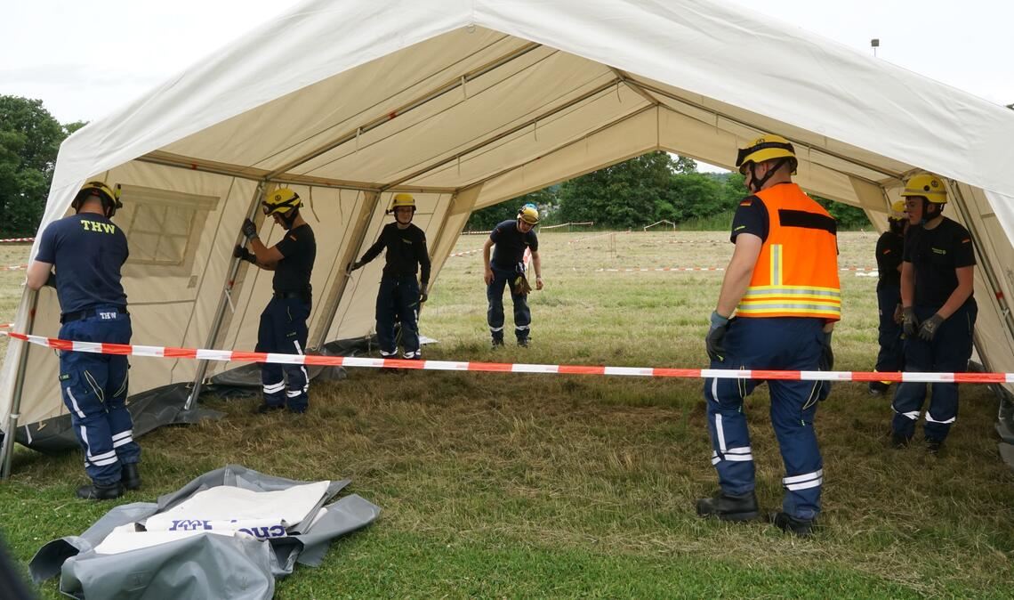 Bevor die Übung starten kann, muss erst einmal das Einsatzcampf aufgebaut werden.