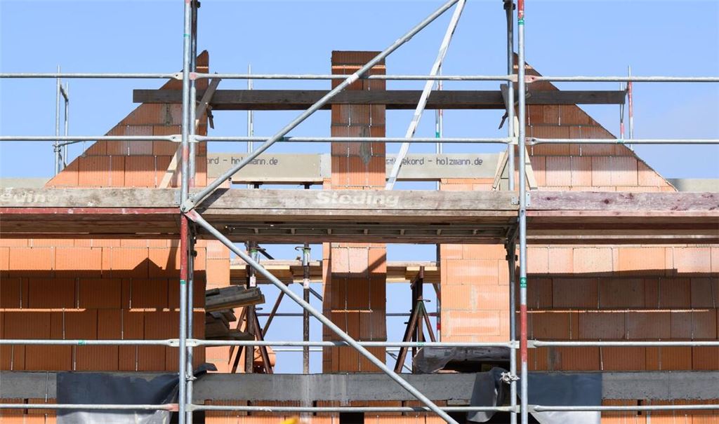 Bevor mit dem Bau eines Hauses angefangen werden kann, muss das Grundstück gekauft werden. Damit ist auch die Grunderwerbsteuer fällig.