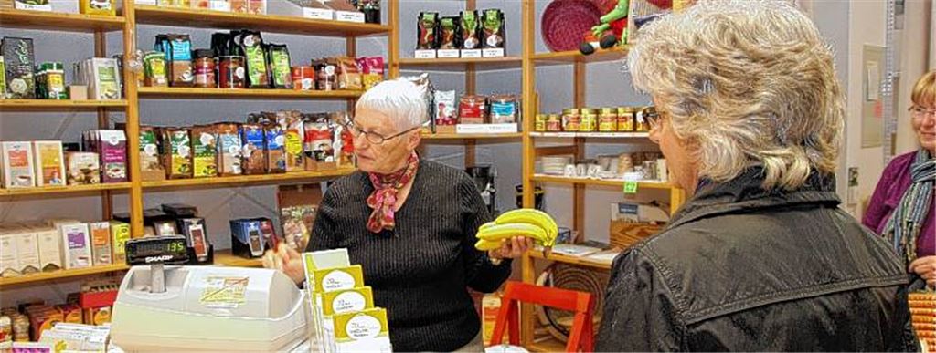 Bewährte Kraft hinter dem Tresen: Lisbeth Teunißen hilft seit elf Jahren im Weltladen mit. Der hat sein Angebot an fair gehandelten Erzeugnissen in 20 Jahren kontinuierlich erweitert.