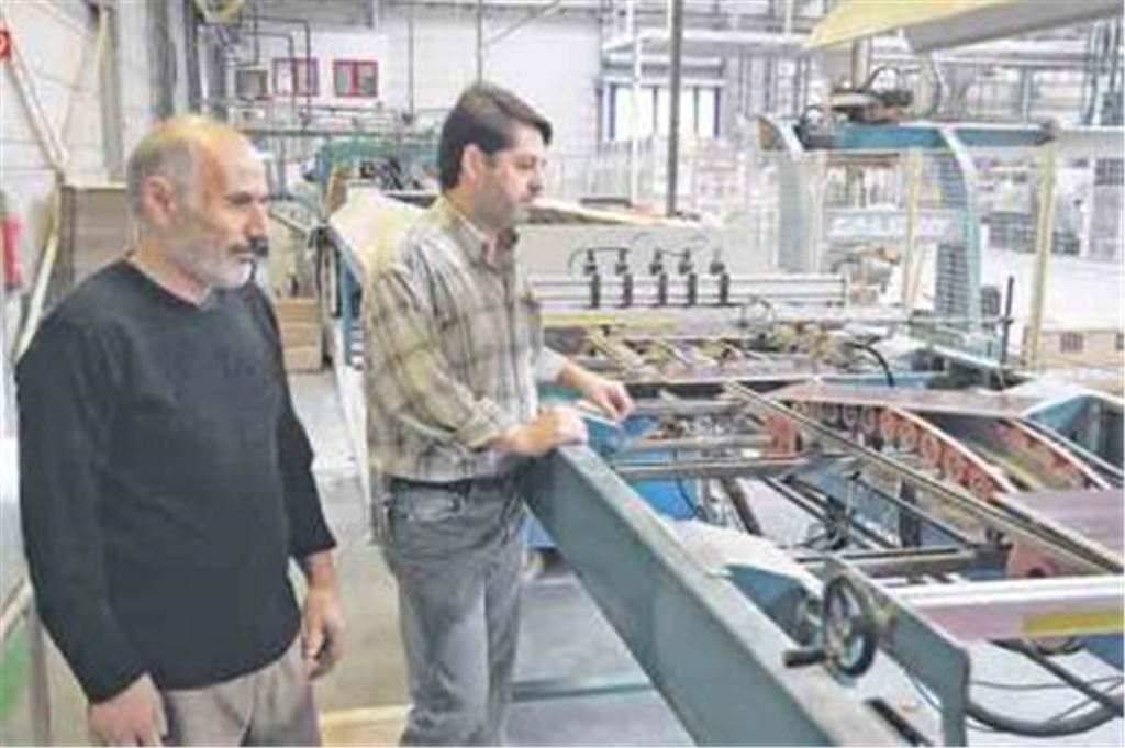 Bewährte Mitarbeiter: Der 63-jährige Bekir Yigit (li.) ist bereits seit 39 Jahren bei der Firma Steuler Fliesen beschäftigt, sein Kollege Mevlüt Arslan (39) seit 19 Jahren. 
Foto: Franz