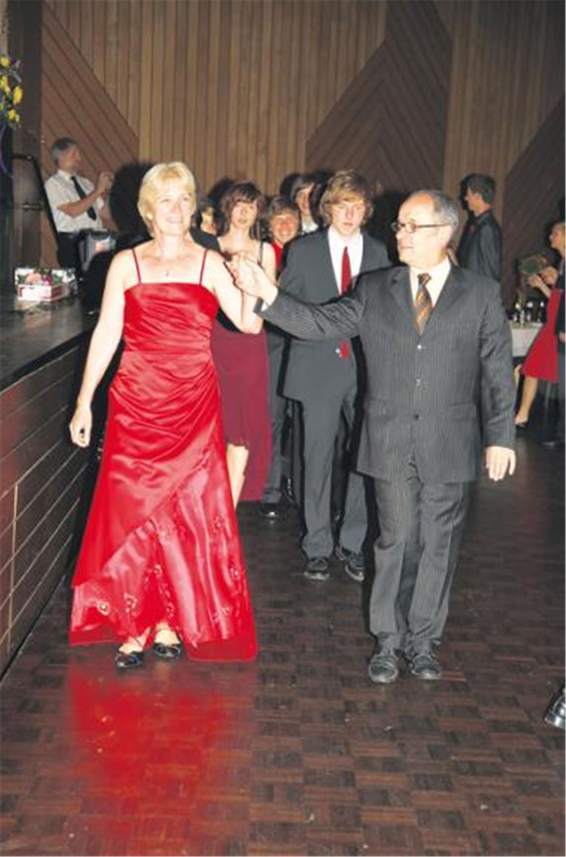 Bewährte Zusammenarbeit unter erschwerten Vorzeichen: Lehrerin Sibylle Richter und Horst Wild vom gleichnamigen Tanzstudio führen ihre Schüler zum Abschlussball in den Saal. Archivfoto: p