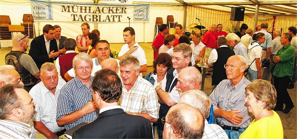 Bewährtes Konzept: Wie schon 2005 – siehe Foto –bietet das Mühlacker Tagblatt auch in diesem Jahr einen Wahlschoppen im Zelt des Musikvereins auf dem Straßenfestgelände an.