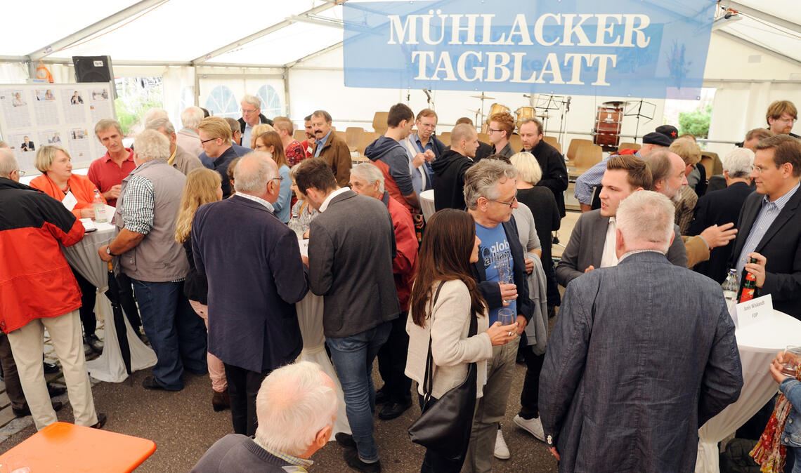 Bewährtes Konzept mit direktem Kontakt und Dialogen an Stehtischen: Szene vom Wahlschoppen des Mühlacker Tagblatt zur Bundestagswahl 2017 im Straßenfestzelt. Foto: Archiv