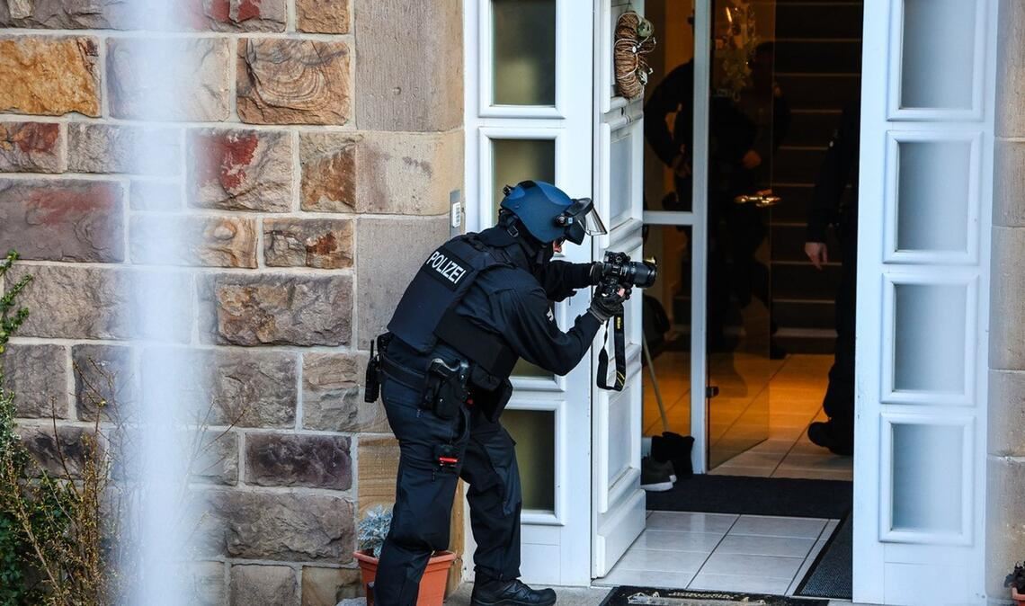 Bewaffnete Einsatzkräfte waren in Iserlohn vor Ort.