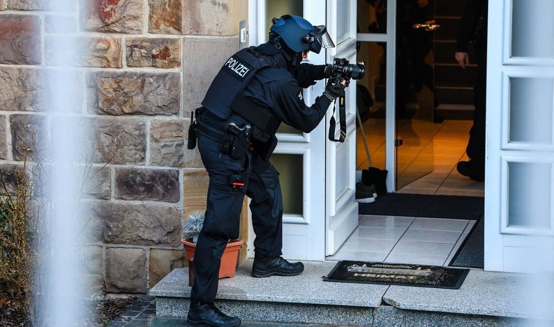 Bewaffnete Einsatzkräfte waren in Iserlohn vor Ort. Wegen Steuerbetrugs kam es in Deutschland und weiteren EU-Ländern zu Razzien.