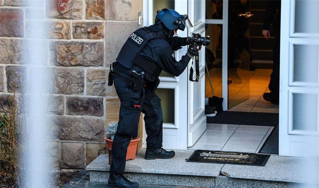 Bewaffnete Einsatzkräfte waren in Iserlohn vor Ort. Wegen Steuerbetrugs kam es in Deutschland und weiteren EU-Ländern zu Razzien.