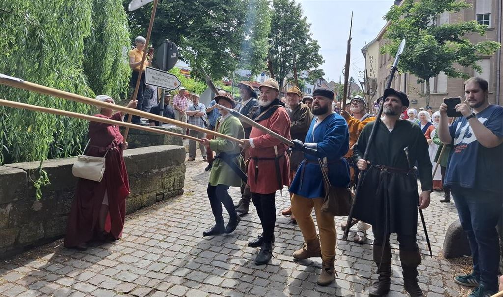 Bewaffnete Haufen stürmen auf das Kloster zu. So könnte es vor 500 Jahren ausgesehen haben. Allerdings wurden die Szenen damals nicht per Smartphone festgehalten. Fotos: Weimper