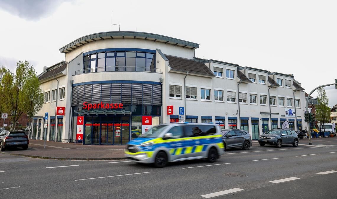 Bewaffneter sorgt für Großeinsatz an Sparkassenfiliale