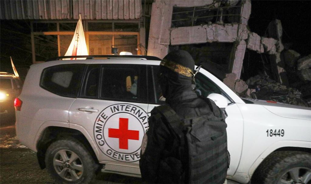 Bewaffnetes Hamas-Mitglied bei Übergabe von Geisel-Leichen. (Archivbild)