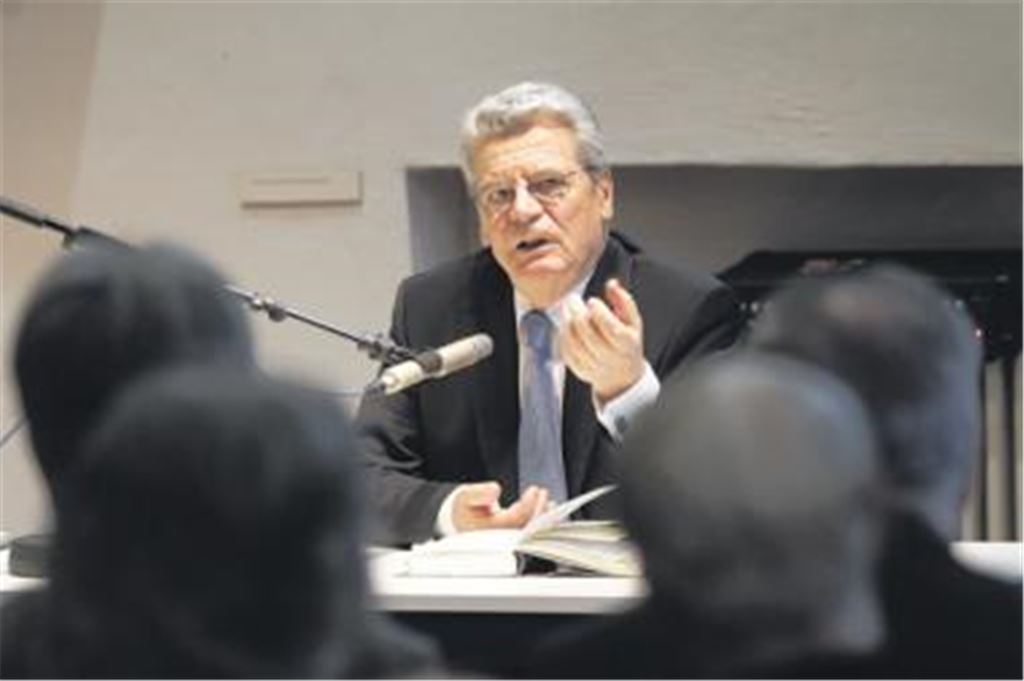 Bewegend: Mit seiner Lebensgeschichte erzählt Dr. Joachim Gauck ein Stück deutsch-deutscher Geschichte. In der Kelter in Mühlacker beeindruckt der Buchautor die rund 50 Besucher mit eindringlichen Schilderungen aus dem Alltag der DDR  von den schicksalhaften Erfahrungen in der Kindheit bis hin zum neuen Selbstbewusstsein des Volkes und dem friedlichen Sturz der Diktatur. 
Fotos: Tilo Keller