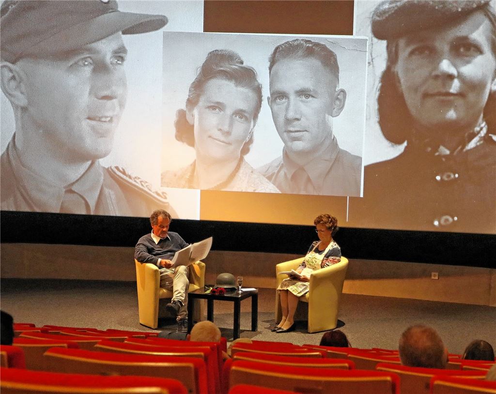 Bewegende Einblicke: Vor dem Film „A Perfekt Day“ lesen Wolfgang Hellmich und Schauspielerin Heidemarie Brüny aus Briefen, die Hellmichs Großeltern im Krieg verfasst haben.Jürgen Müller
