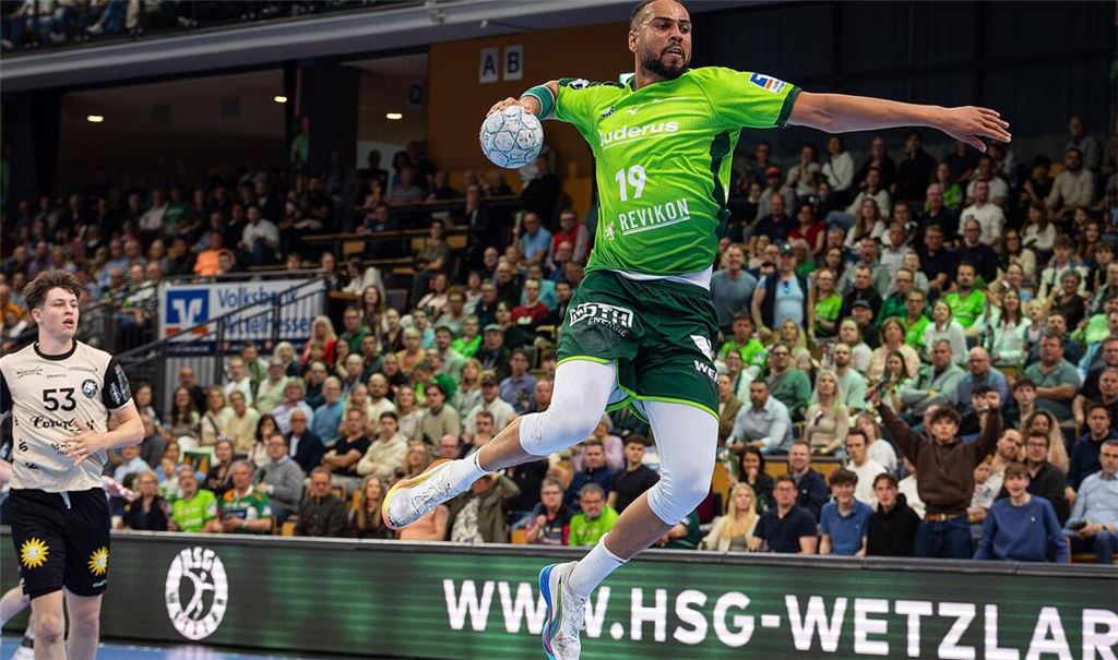 Beweglicher Rückraum-Shooter: Philipp Ahouansou im Dress der HSG Wetzlar.