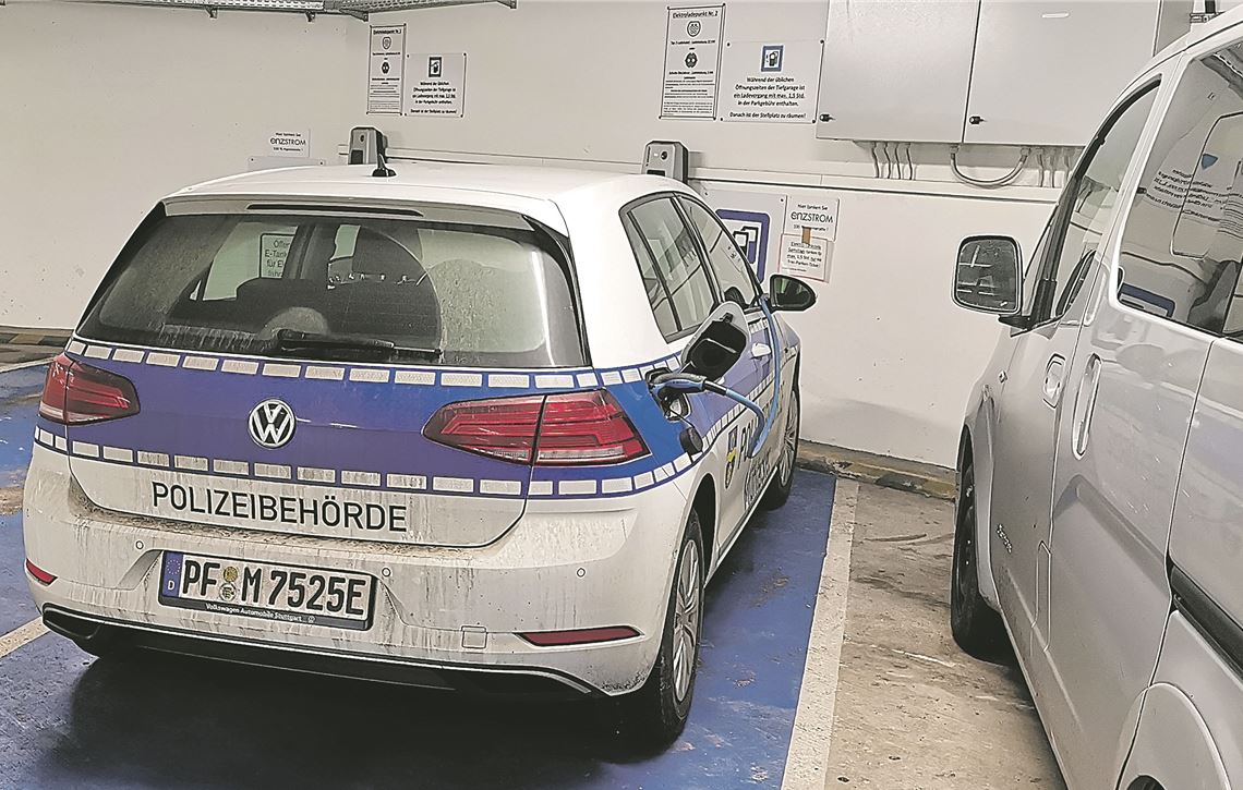 E-Auto-Fahrer fühlt sich ausgebremst „Beweisfotos“: Ein Fahrzeug der Stadt belegt die öffentlich zugängliche Ladesäule in der Tiefgarage Stadtmitte, obwohl es bereits voll „betankt“ ist. Deshalb muss ein privater „Kunde“ warten.privat