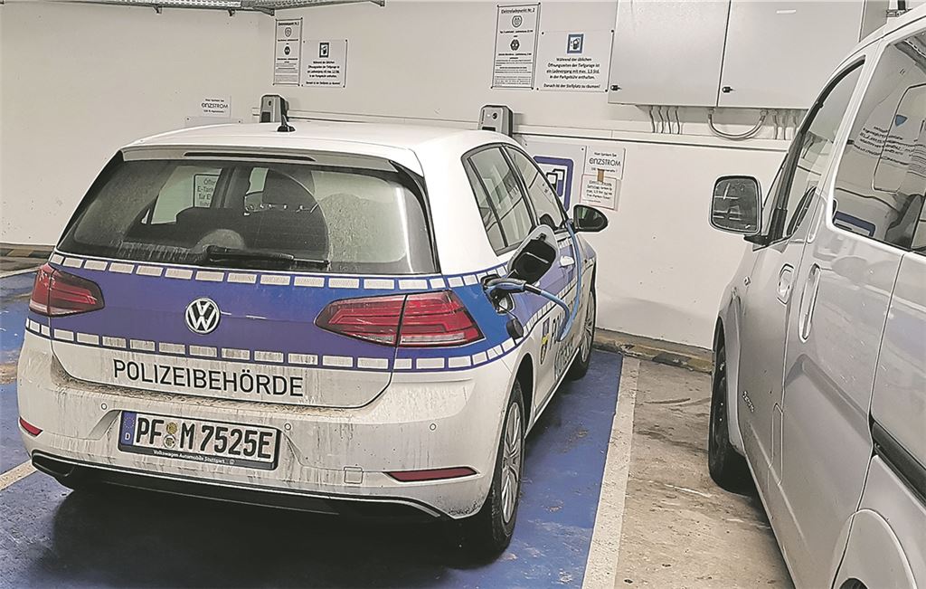 „Beweisfotos“: Ein Fahrzeug der Stadt belegt die öffentlich zugängliche Ladesäule in der Tiefgarage Stadtmitte, obwohl es bereits voll „betankt“ ist. Deshalb muss ein privater „Kunde“ warten.privat