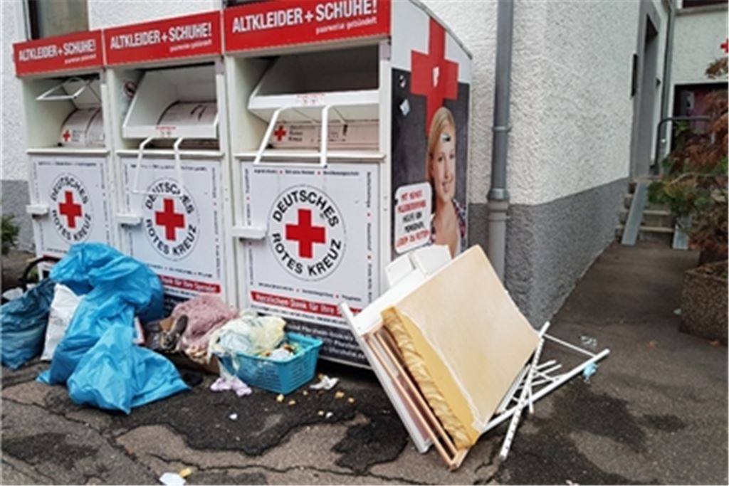 „Beweisfotos“ des DRK: Statt Altkleiderspenden türmen sich alter Hausrat und sonstige Abfälle an dem Container. Foto: DRK