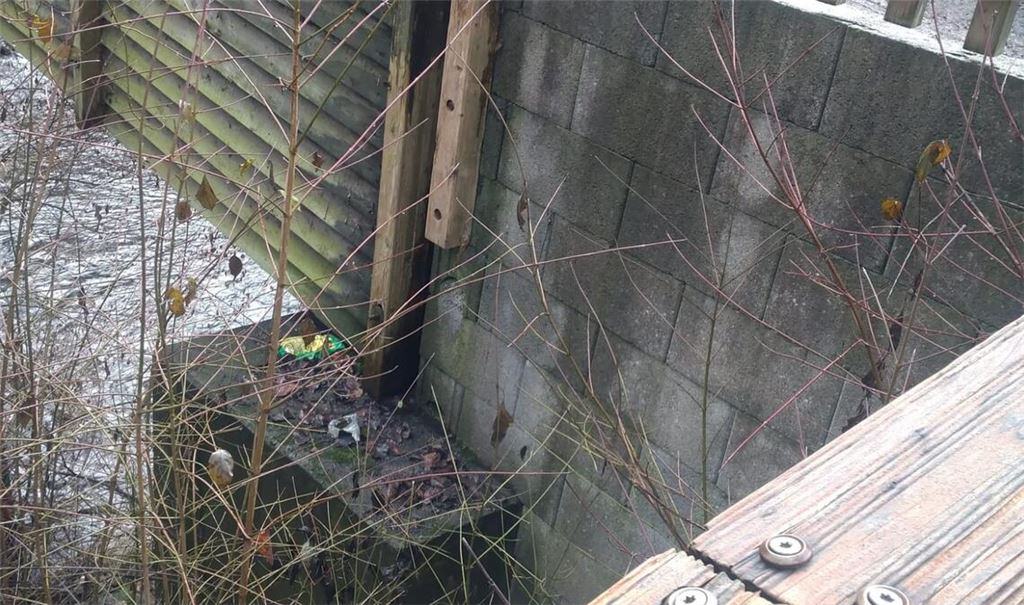 „Beweisfotos“ vom Ortstermin der CDU dokumentieren den schlechten Zustand des Enzstegs in Enzberg, der dem Anschein nach mehrfach „geflickt“ wurde. Fotos. privat