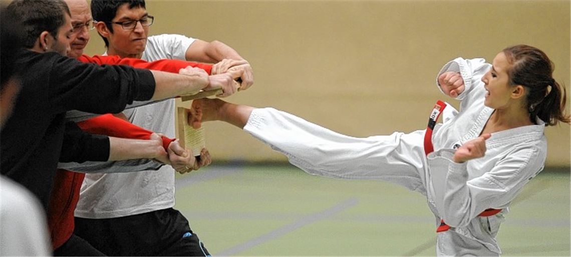 Bewglichkeit,Körperspannung und Explosivität: Katharina Marx zeigt beim Bruchtest, dass sich konsequentes Training bezahlt macht. 