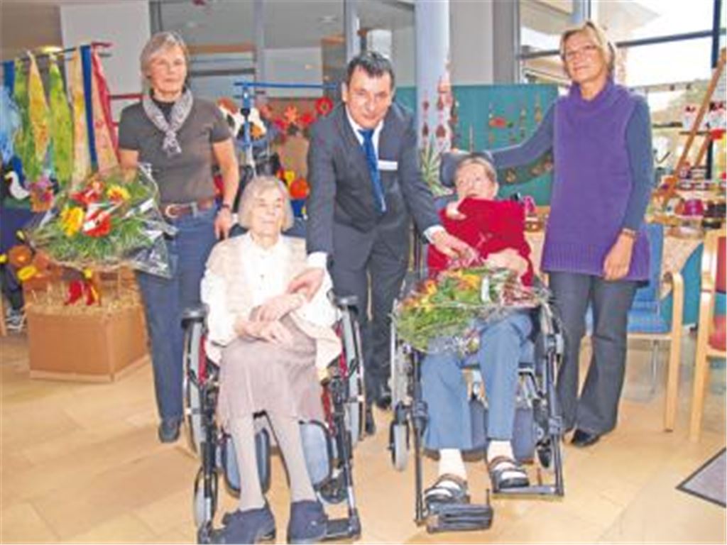 Bewohner der ersten Stunde: Magarethe Müller (li.) und Ida Becker, mit Heimleiter Arnold Greilich, werden seit zehn Jahren im DRK-Seniorenzentrum in Mühlacker betreut. Fotos: Filitz