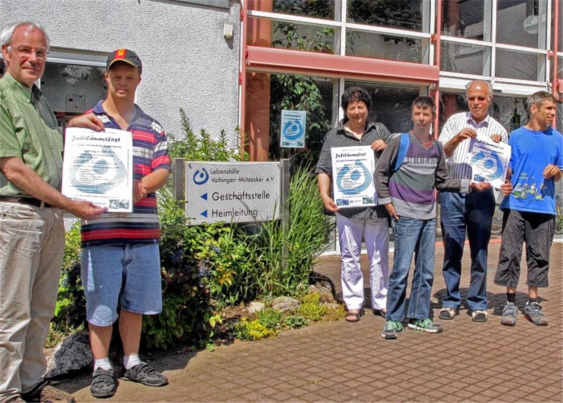 Bewohner des Wohnheims der Lebenshilfe freuen sich gemeinsam mit Heimleiter Norbert Winter (li.) sowie Gaby Higer (3. v. li.), Vorsitzende der Lebenshilfe Vaihingen-Mühlacker, und Karl Weißert (2. v. re.) vom Lebenshilfe-Vorstand auf das Fest zum 20-jährigen Bestehen des Wohnheims. Foto: Goertz