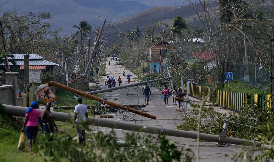Bewohner gehen durch Lacovia Tombstone auf Jamaika nach dem Durchzug des Hurrikans "Melissa".