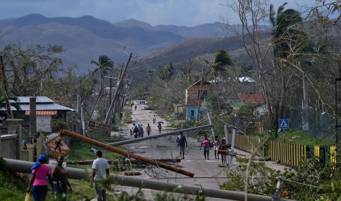 Bewohner gehen durch Lacovia Tombstone in Jamaika nach dem Durchzug des Hurrikans «Melissa