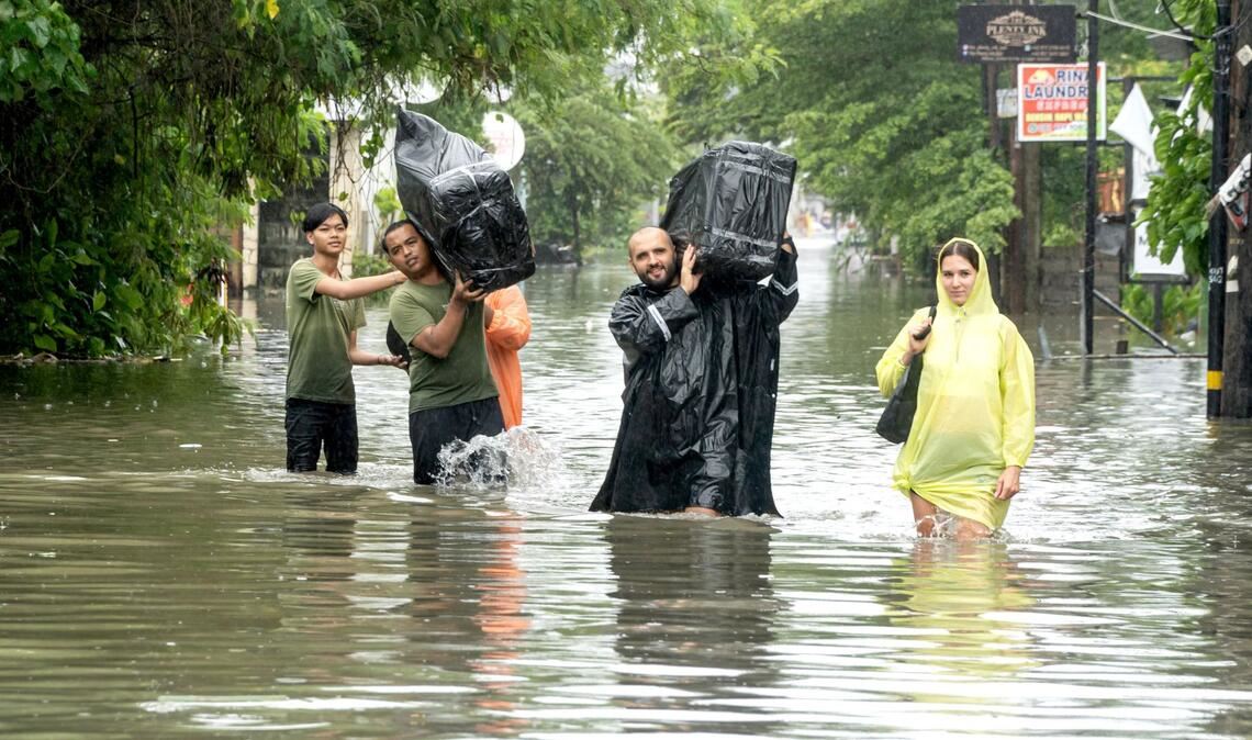 Bewohner und Urlauber mussten sich vielerorts in Sicherheit bringen.