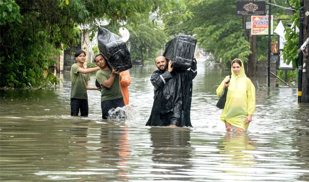 Bewohner und Urlauber mussten sich vielerorts in Sicherheit bringen.