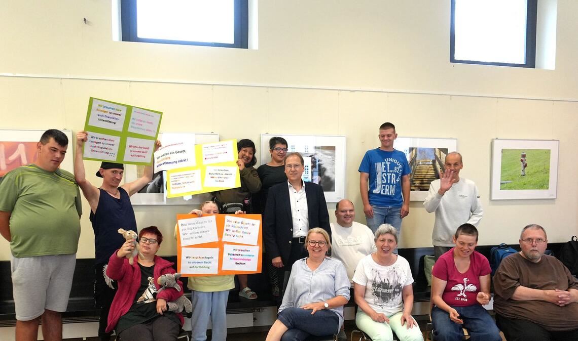 Bewohnerbeiräte haben ihren Protest gegen das Pflegegesetz auf Plakaten formuliert.