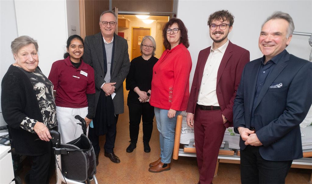 Bewohnerin Helga Janecki gewährt im Seniorenzentrum St. Franziskus einen Einblick in ihr Zimmer. Darüber freuen sich der SPD-Spitzenkandidat Andreas Stoch (3.v.li.), der SPD-Bewerber im Wahlkreis Enz, Michael Hofsäß (2.v.re.), und seine Ersatzkandidatin Ingela Freisler (3.v.re.) sowie der Einrichtungsleiter Markus Schellinger. Foto: Fotomoment