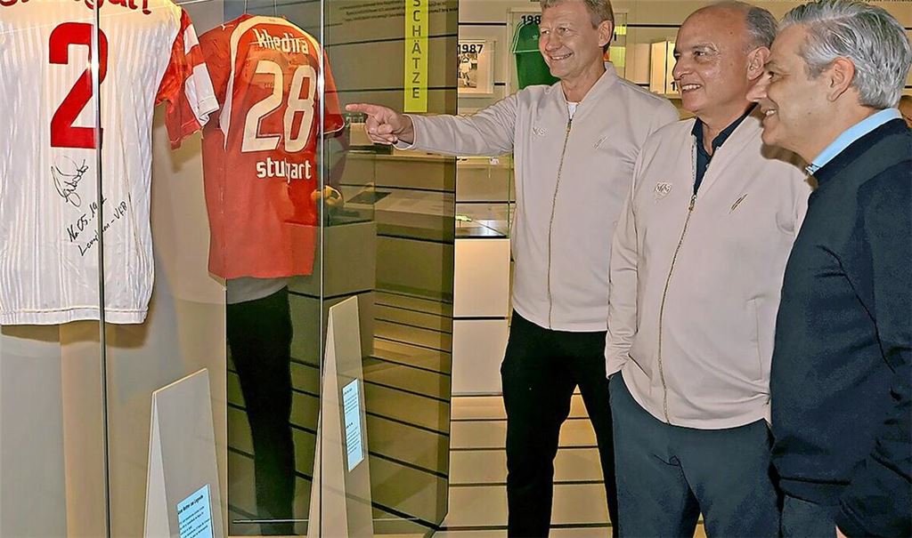 Bewundern die VfB-Trikots (v.l.): Guido Buchwald, Hansi Müller und Museumsdirektor Manuel Neukirchner.