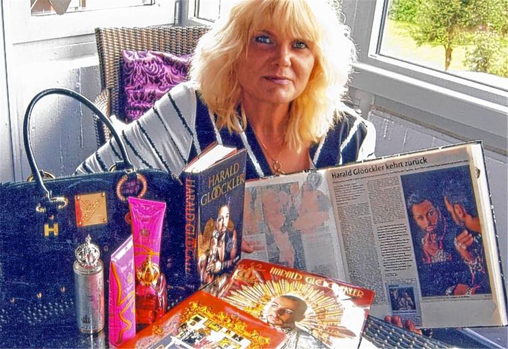 Bewundert sein Talent, seinen Mut und sein soziales Engagement: Martina Godel, die in Harald Glööcklers altem Heimatort Zaisersweiher wohnt, mit einem Teil ihrer Sammlung.