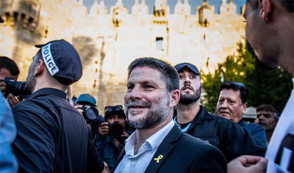 Bezalel Smotrich (M.) nimmt an der Jerusalemtags-Parade am 14.05. am Damaskustor in der Altstadt von Jerusalem teil. Der rechtsextreme israelische Finanzminister fordert, dass das gesamte Land Israel gehören soll.