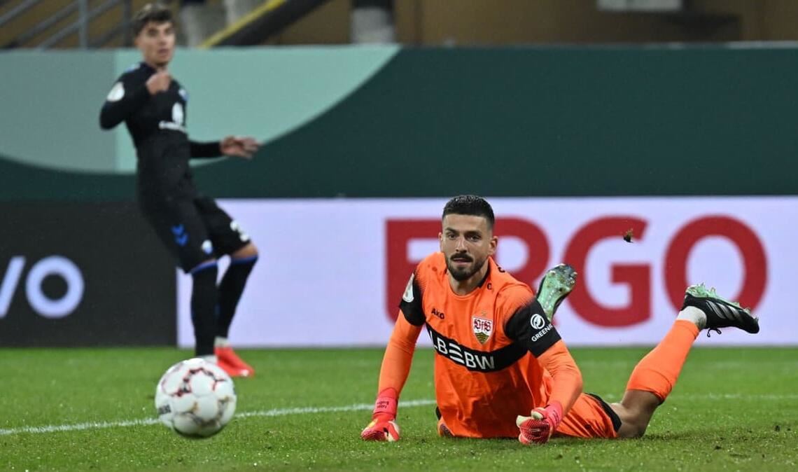 Bezeichnend: Fabian Bredlow ist in der Anfangsphase der Mann mit den meisten Ballkontakten beim VfB.