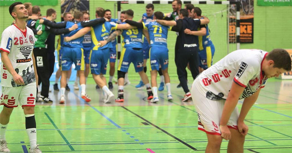 Bezeichnende Szene aus der Vorrunde: Bei der SG Pforzheim/Eutingen – die Spieler feiern im Hintergrund den Derby-Sieg gegen die TGS – läuft es in der aktuellen Saison fast durchweg rund. Beim Stadtrivalen hingegen, der bislang nur vier Spiele gewonnen hat, hängen die Köpfe. Vermutlich muss die Truppe am Ende in der Abstiegsrunde ran. Archivfoto: Rubner