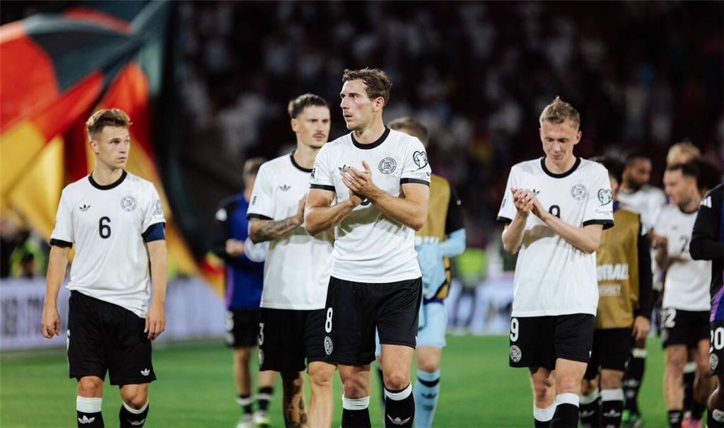 Beziehungsstatus – eher kompliziert: die DFB-Elf bedankt sich bei den Fans.