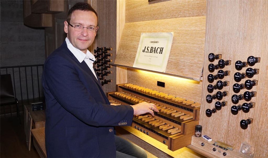 Bezirkskantor Thorsten Hülsemann an der Orgel. Foto: Bastian