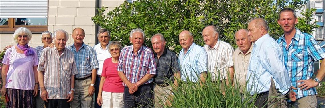 Bezirksverbandsvorsitzender Gerd Schäfer (5. v. li.) ehrt elf Gartenfreunde, die sich seit Jahrzehnten ihrem Verein eng verbunden fühlen. Ganz rechts Vorsitzender Rainer Häcker, in der Mitte im karierten Hemd Ehrenvorsitzender Helmut Pupp.