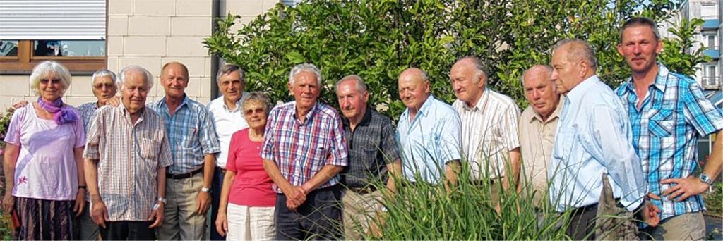 Bezirksverbandsvorsitzender Gerd Schäfer (5. v. li.) ehrt elf Gartenfreunde, die sich seit Jahrzehnten ihrem Verein eng verbunden fühlen. Ganz rechts Vorsitzender Rainer Häcker, in der Mitte im karierten Hemd Ehrenvorsitzender Helmut Pupp.