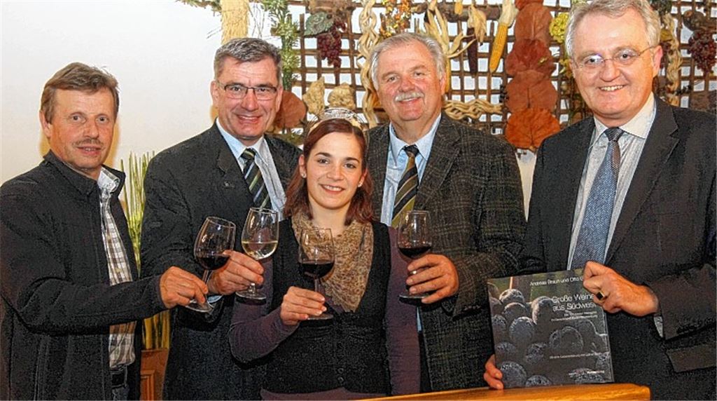 Bezirksversammlung Stromberg/Enztal (v. li): Martin Werthwein, wiedergewählter, stellvertretender Bezirksvorsitzender, Albrecht Fischer, Bezirksvorsitzender, die Vaihinger Weinprinzessin Verena Schmid, Hermann Hohl, Präsident des Weinbauverbandes Württemberg, und der Europa-Abgeordnete Rainer Wieland blicken über den eigenen Glasrand hinaus. Foto: Hansen