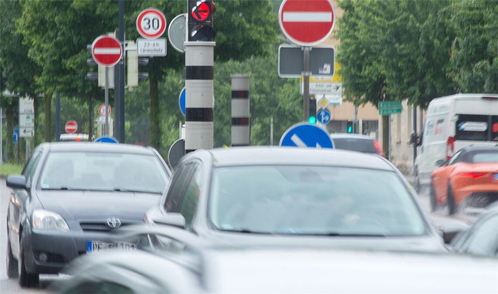 Bezüglich der Tempo-30-Regelung auf der innerstädtischen B10 und des Auslösens des Blitzers hagelt es Kritik. Foto: Fotomoment