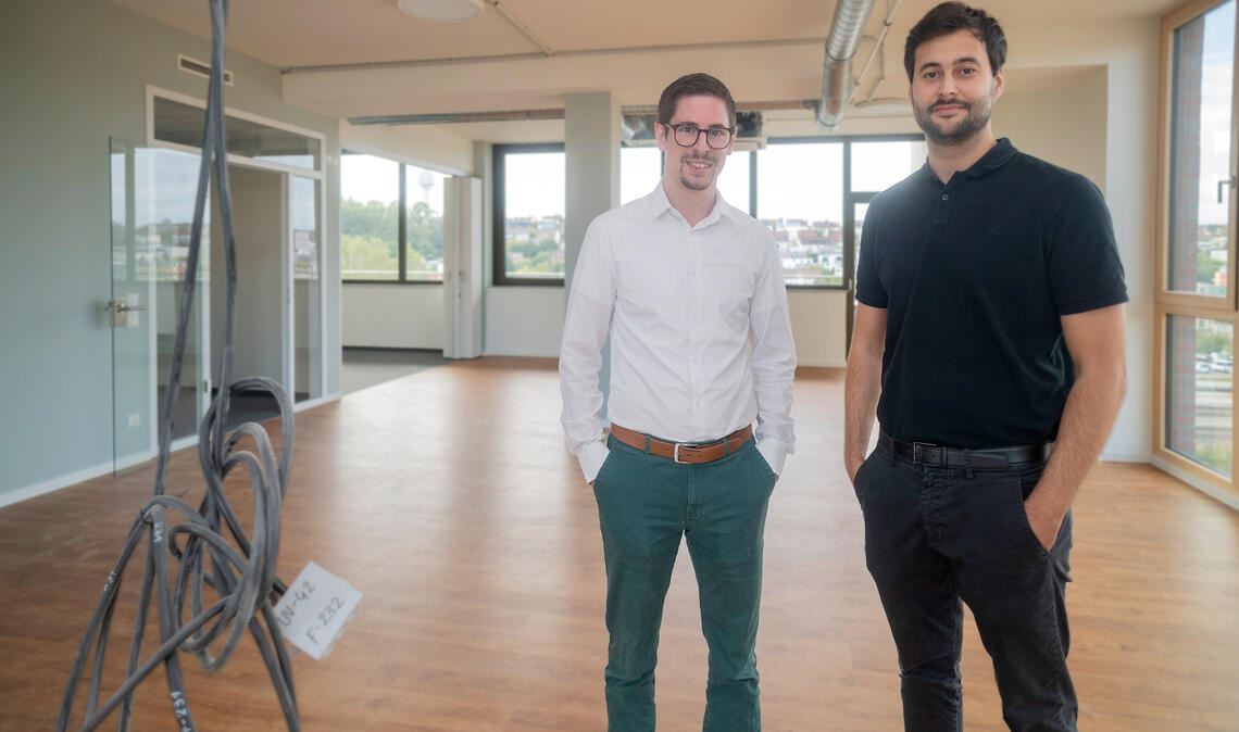 Bezugsfertig: In den beiden oberen Etagen des neuen Bürogebäudes zieht die DAO als Ankermieterin ein. Marius Fischer (li.), Mitglied der DAO-Geschäftsleitung, und Denis Kirschbaum, Geschäftsführer der Bauherrin Kirschbaum Immobilien GmbH, blicken auf eine intensive Planungsphase zurück. Fotos: Fotomoment (2), Becker