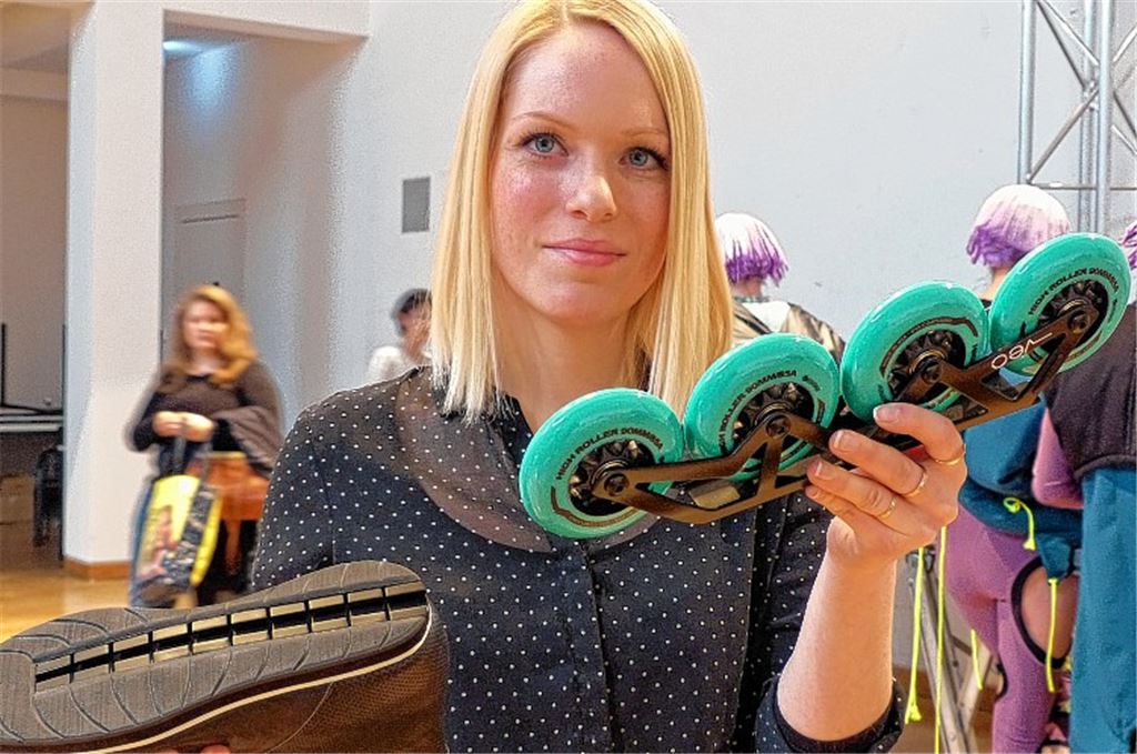 Bianka Kugele zeigt: Leicht können die Rollen von der Schuh-Schiene entfernt werden. Foto: Roth